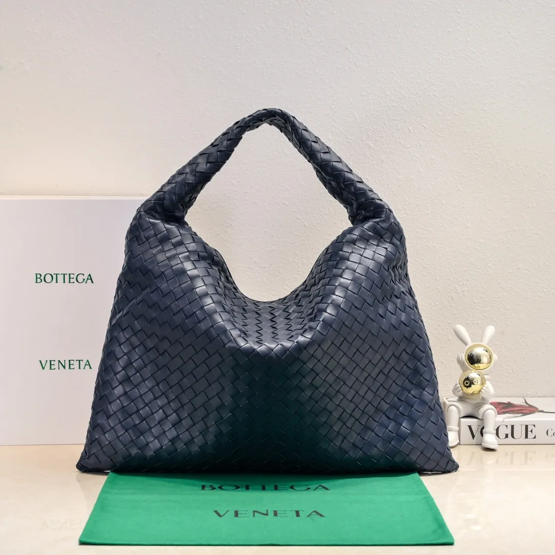 Batch 2160 #Bv New large HOP bag, the bag body and handles are made of a whole piece of woven leather. The bag body is soft and lazy. Hop symbolizes the praise of innovation and eternal craftsmanship [love]. The pyramid silhouette combines practicality and fashion. Modern and casual, the bag mouth is double-sided closed design, more convenient and safe! The cowhide texture also makes the bag more wear-resistant and durable. A must-have for fashionable ladies who like minimalism yet comfortable and casual! Size: 54x24x13, Model: 3970#